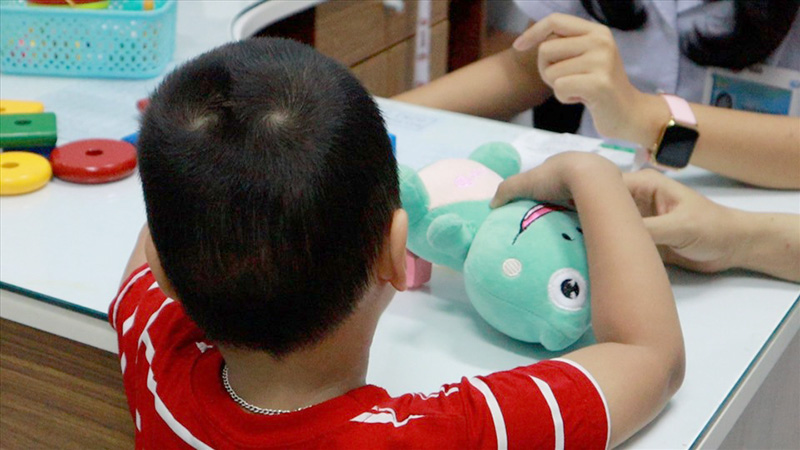 Một trường hợp trẻ bị tự kỷ đang được thăm khám, điều trị. Ảnh minh hoạ: Nguyễn Ly