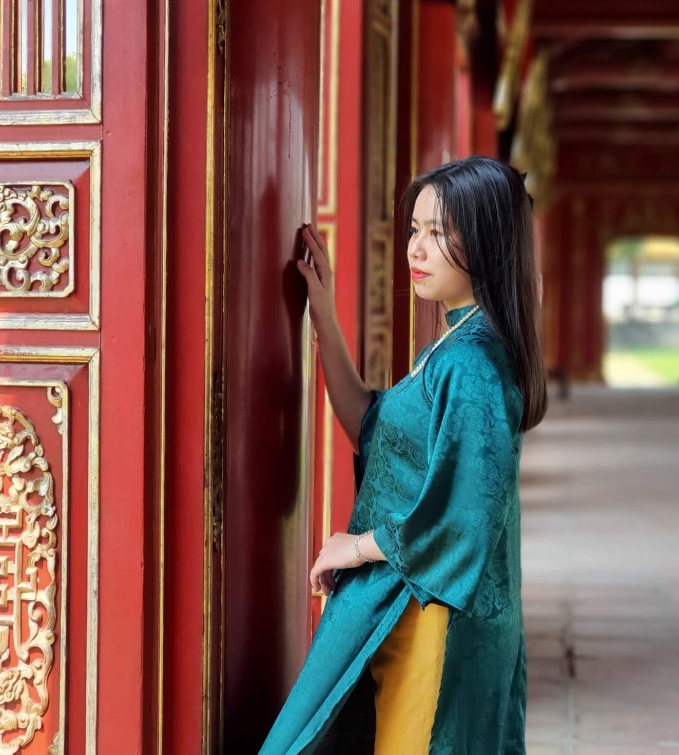 Du khách mặc áo dài tham quan di tích Huế. Ảnh: Phúc Đạt.