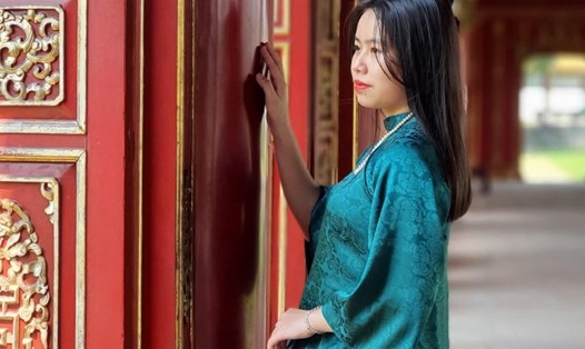 Du khách mặc áo dài tham quan di tích Huế. Ảnh: Phúc Đạt.