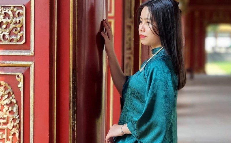 Du khách mặc áo dài tham quan di tích Huế. Ảnh: Phúc Đạt.