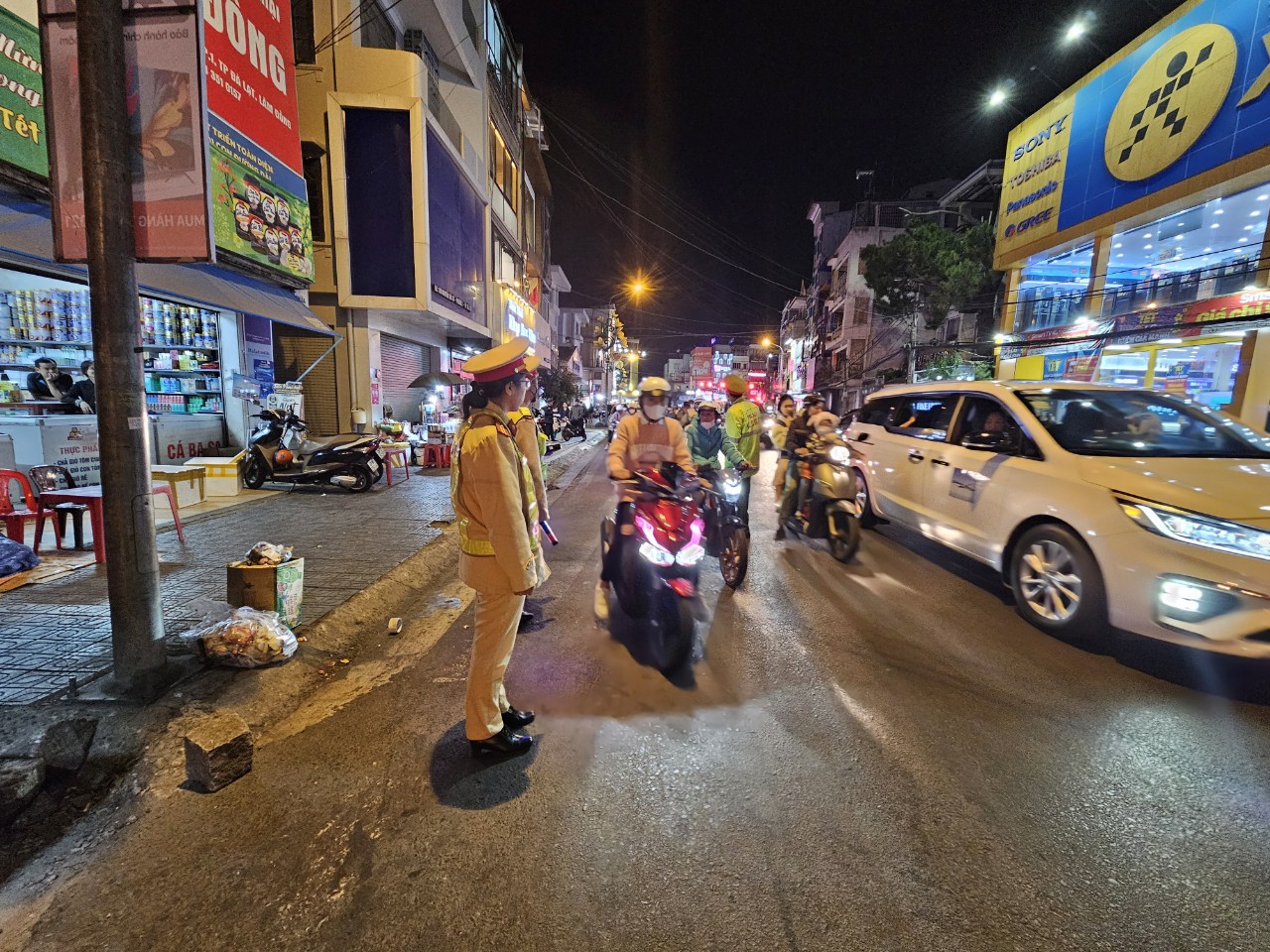 Các nữ CSGT tại Lâm Đồng thực hiện kiểm tra nồng độ cồn đối với người điều khiển phương tiện giao thông từ 18h đến 24h hằng ngày. 