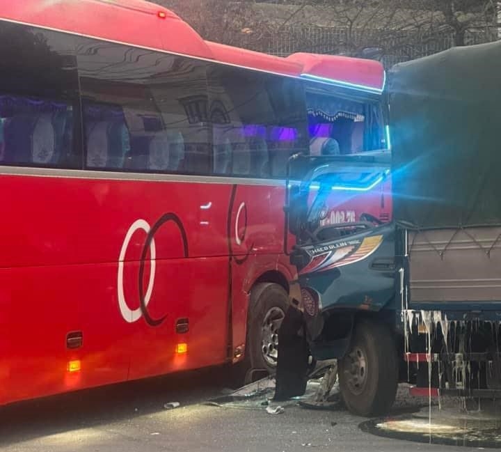 Vụ tai nạn xảy ra sáng nay giữa xe khách chở học sinh và xe tải. Ảnh: Page Hải Phòng
