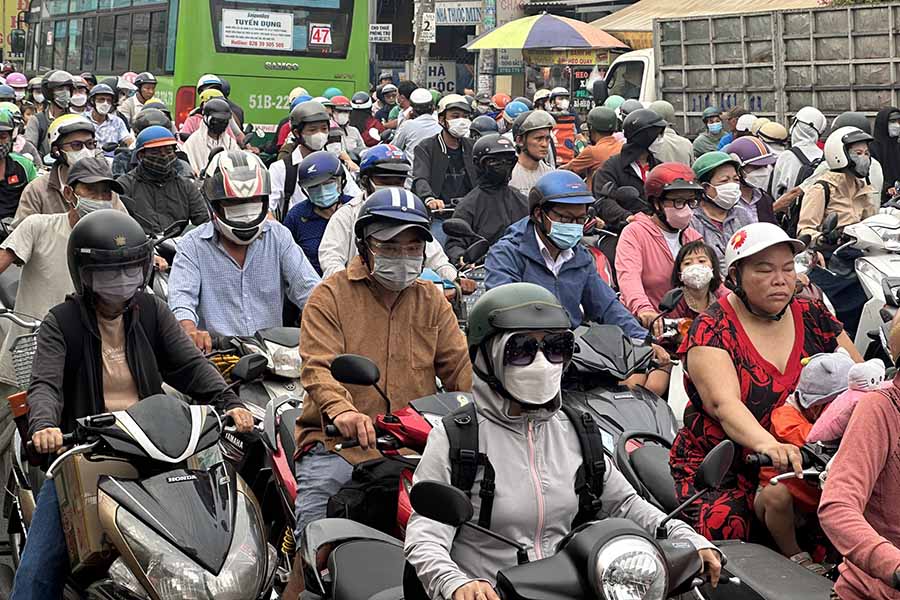 Hàng nghìn phương tiện kẹt cứng không lối thoát ở điểm giao Quốc lộ 50 với đường số 4 thuộc xã Bình Hưng, huyện Bình Chánh.