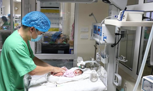Bác sĩ chăm sóc sức khoẻ cho một trong hai bé sơ sinh con của sản phụ D. Ảnh: BVCC