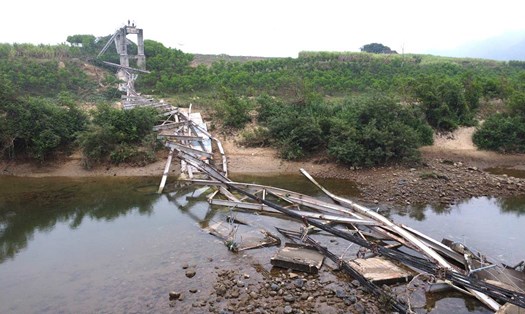 Cầu treo Kẻ Nính bắc qua sông Hiếu tại huyện miền núi Quỳ Châu trị giá 24 tỉ đồng bị đổ sập sau gần 10 năm sử dụng. Ảnh: Quang Đại