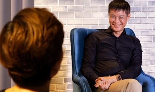 Chị X trò chuyện cùng với đạo diễn Lê Hoàng tại Người thứ 3. Ảnh: NSX.