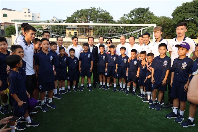 Trung tâm đào tạo bóng đá trẻ Bắc Giang là lò “vệ tinh” của Hà Nội FC. Ảnh: Minh Dân