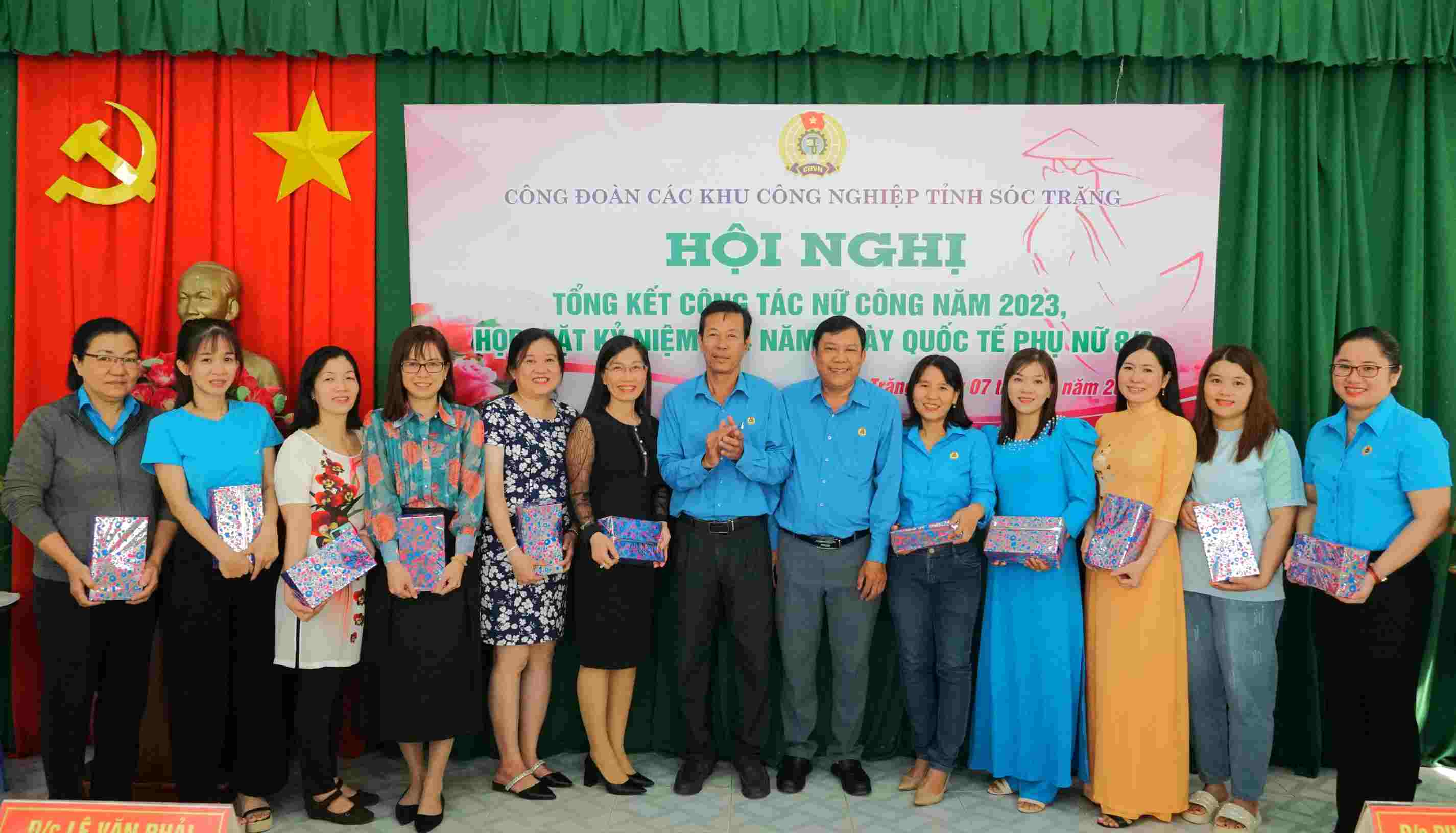 Lãnh đạo LĐLĐ tỉnh và lãnh đạo Công đoàn Các KCN tỉnh Sóc Trăng tặng quà cho nữ cán bộ CĐCS trực thuộc nhân dịp Quốc tế phụ nữ 8.3. Ảnh: Phương Anh