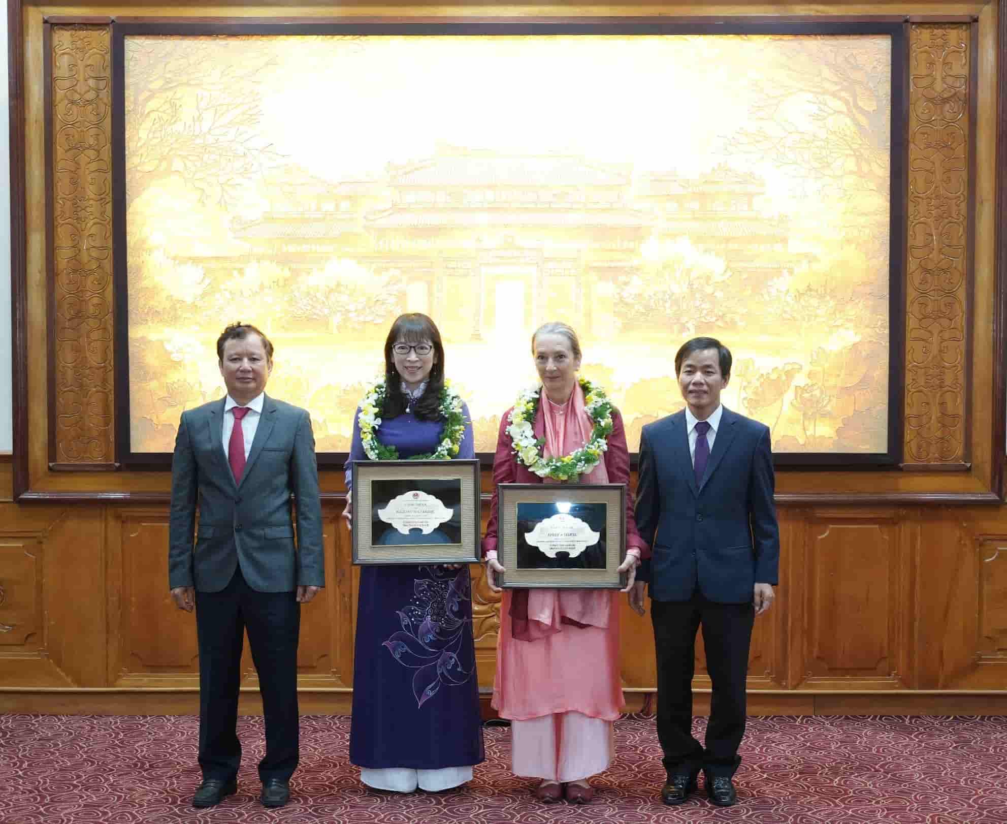 Bí thư Tỉnh ủy Thừa Thiên Huế Lê Trường Lưu (trái) và Chủ tịch UBND tỉnh Nguyễn Văn Phương (phải) trao tặng danh hiệu "Công dân danh dự tỉnh Thừa Thiên Huế" cho bà Andrea Teufel và bà Kazuyo Watanabe. Ảnh: Phúc Đạt.