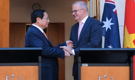 Thủ tướng Chính phủ Phạm Minh Chính và Thủ tướng Anthony Albanese gặp gỡ báo chí và công bố thiết lập quan hệ Đối tác Chiến lược toàn diện Việt Nam - Australia. Ảnh: TTXVN