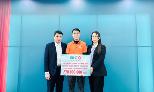 BIC trao tạm ứng bồi thường cho đại diện nhà xe để chi trả cho hành khách trên xe trong vụ tai nạn giao thông ngày 5.3.2024 tại huyện Yên Sơn, tỉnh Tuyên Quang. Ảnh: BIC