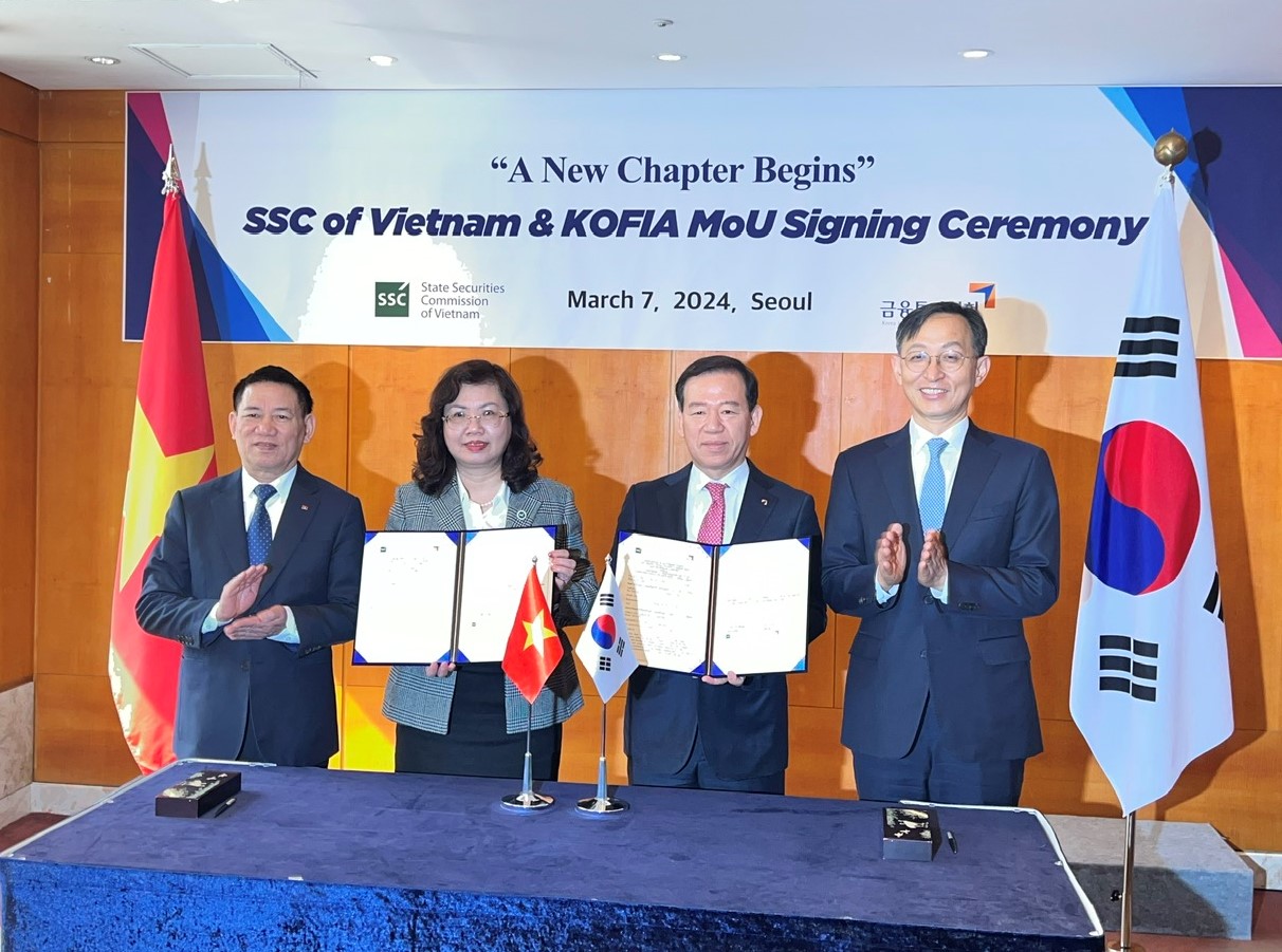 Lễ ký Biên bản Ghi nhớ về Tư vấn, Hợp tác và hỗ trợ kỹ thuật giữa Uỷ ban Chứng khoán Nhà nước và Hiệp hội Đầu tư Tài chính Hàn Quốc (KOFIA). Ảnh: SSC 