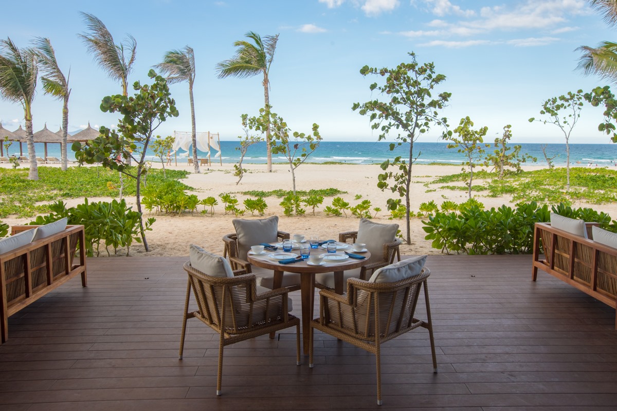 Nhà hàng Atlantis phục vụ bữa ăn bên bờ biển, ưu đãi 30% món salad và đồ tráng miệng dành cho khách hàng nữ. Ảnh: Alma Resort Cam Ranh