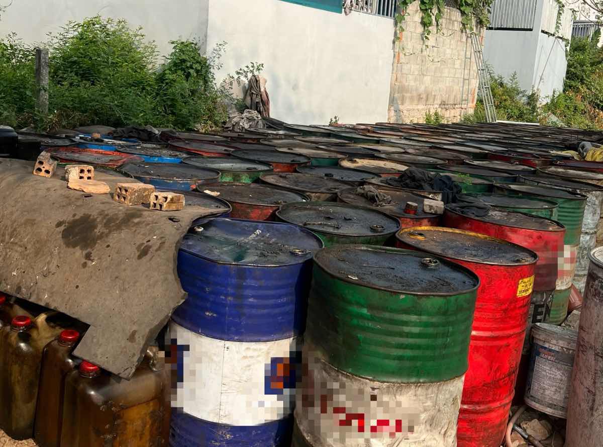 Các thùng phuy chứa nhớt thải được phát hiện tại nơi tập kết. Ảnh: CACC