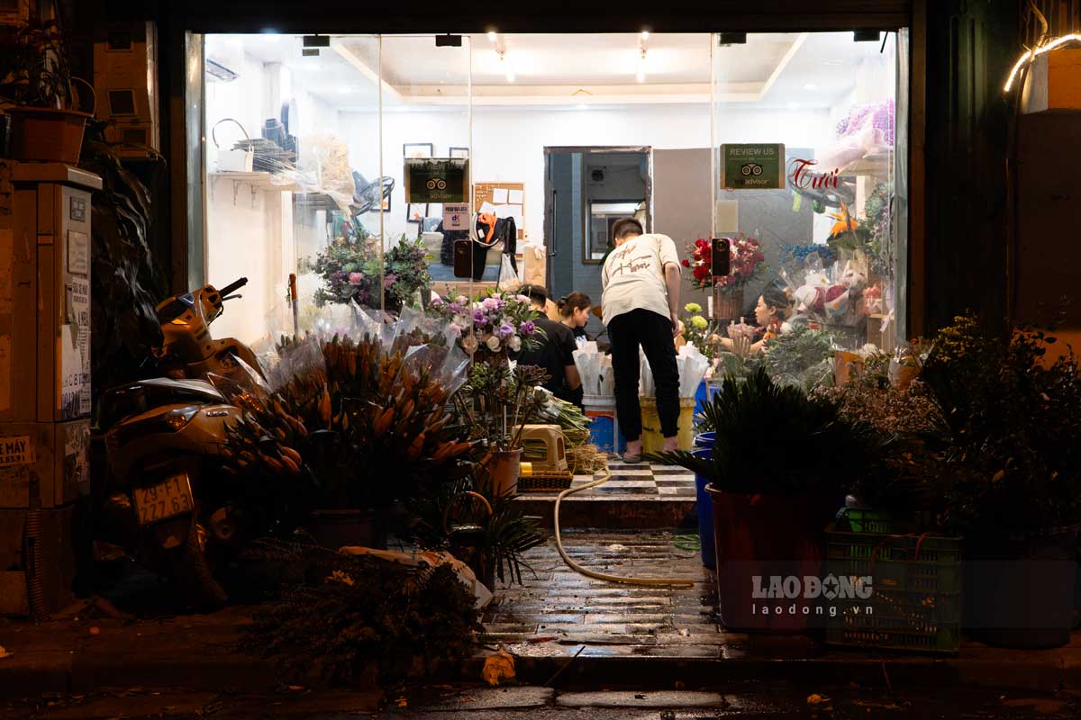 Theo ghi nhận của phóng viên, thời điểm 12 đêm ngày 7.3, các cửa hàng hoa tươi vẫn đang làm việc rất năng suất.