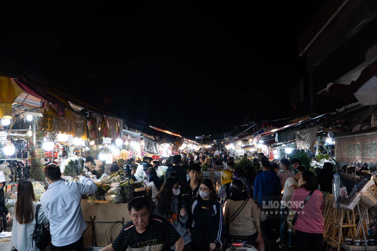 Khung cảnh tấp nập tại chợ hoa Quảng An vào lúc 23h30.