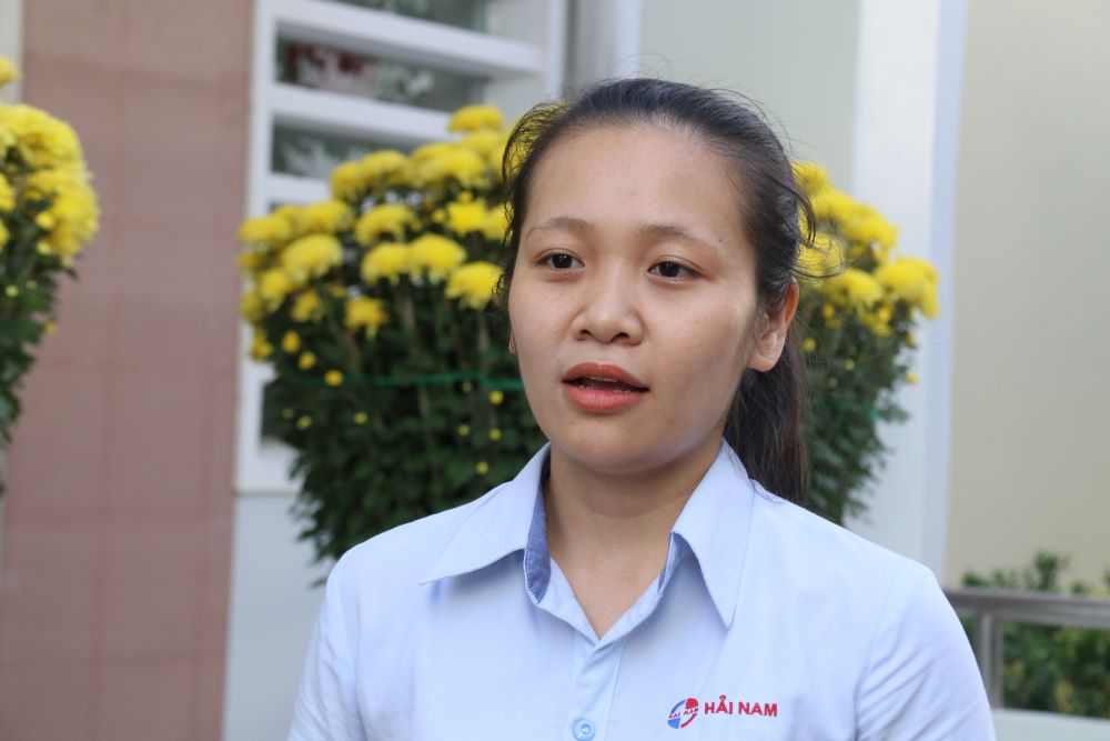 Là đảng viên trẻ nhất được tuyên dương, chị Lê Thị Hoàng Ngọc Huyền - Phó Chủ tịch CĐCS Công ty TNHH Hải Nam cảm thấy tự hào và trách nhiệm hơn trong xây dựng mối quan hệ lao động ở doanh nghiệp ổn định, phát triển bền vững. Ảnh: Phương Linh