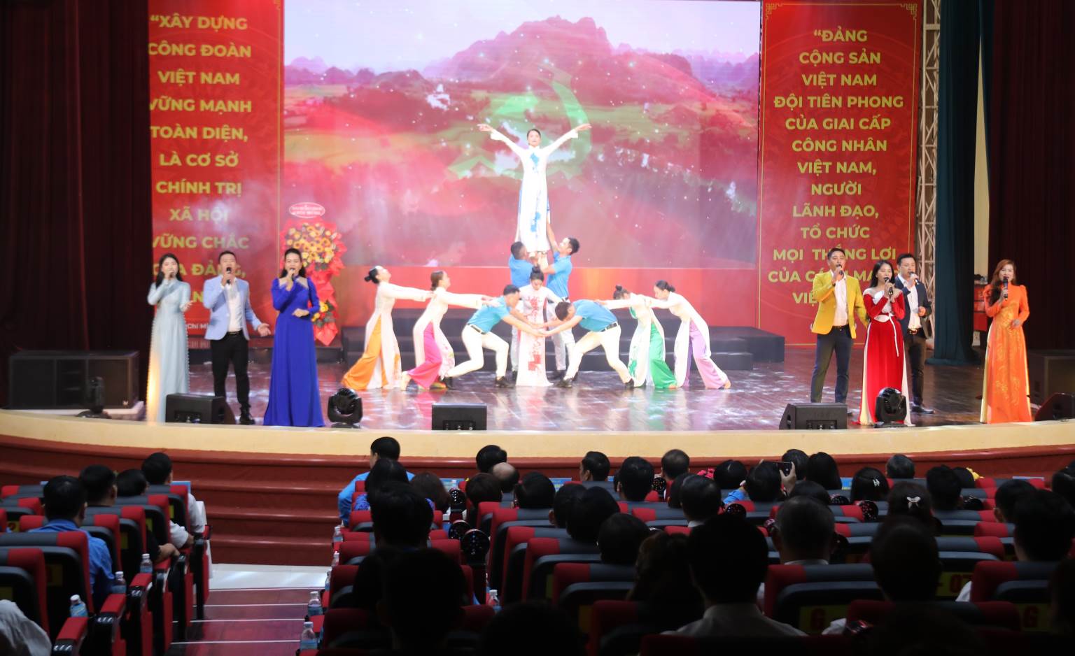 Hội nghị biểu dương “Gương sáng Đảng viên” do LĐLĐ Khánh Hòa tổ chức với sự tham gia của gần 200 đại biểu. Ảnh: Phương Linh