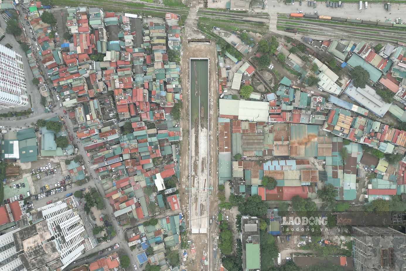 Còn tại công trường xây dựng dọc đường Kim Đồng (thi công dự án hầm chui Kim Đồng – Giải Phóng, quận Hoàng Mai), vật liệu xây dựng, các hố đào ngổn ngang ngay trước cửa và lối ra vào của các hộ gia đình