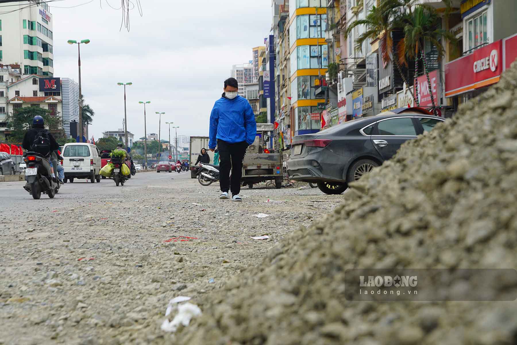 Theo người dân tại khu vực này, dự án do phải tiến hành đào xới, thi công trên đoạn thuộc tuyến Kim Đông nên gây ảnh hưởng đến giao thông và môi trường cũng như sinh kế của người dân.