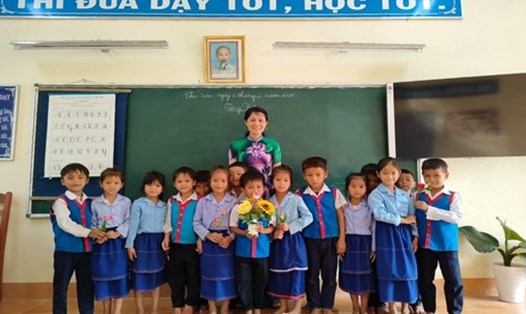 Cô giáo Nguyễn Thị Ngà cùng học trò trong tiết học tiếng Việt. Ảnh: NVCC
