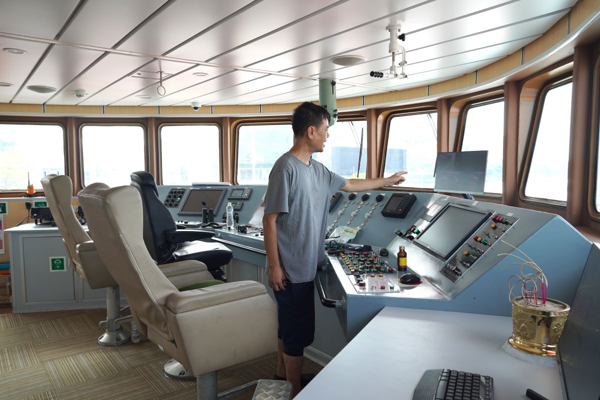 Ông Vũ Văn Khương giới thiệu về các tính năng hiện đại của con tàu trong buồng lái. 