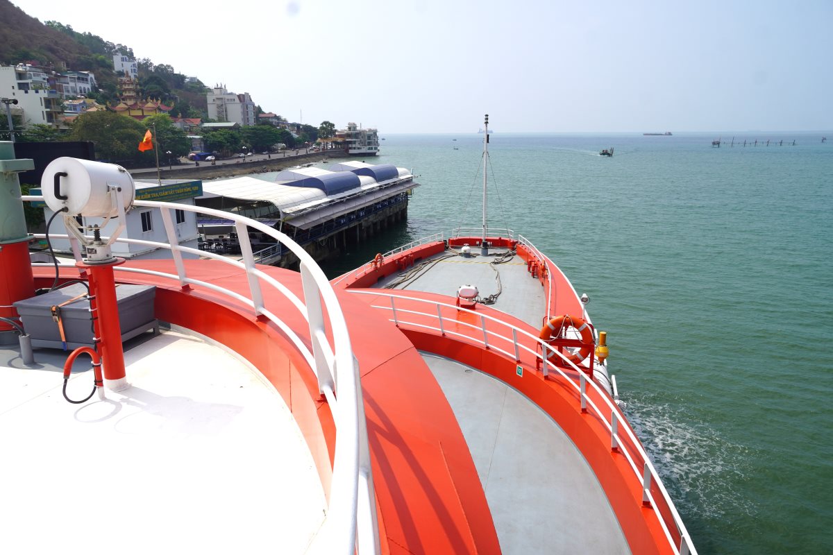 Ngắm cảnh từ tầng thượng cao nhất trên tàu. Trên siêu tàu Thăng Long, cả 3 tầng đều thiết kế du khách đều có thể ra ngoài  chụp ảnh cả phía trước, sau và xung quanh. Ảnh: Thành An