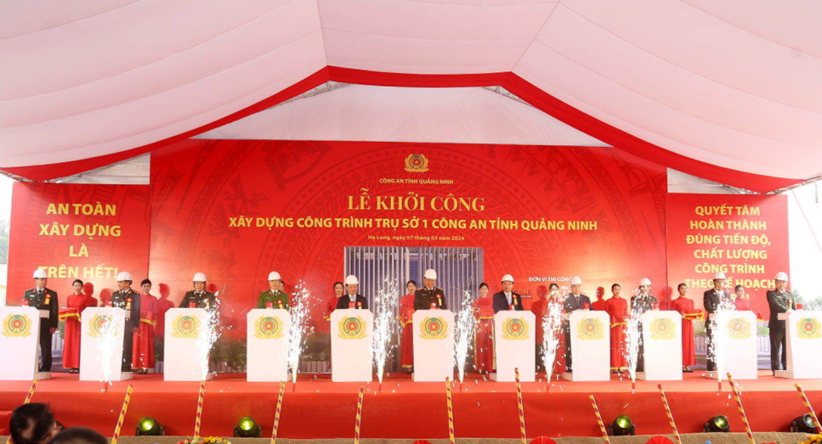 Các đại biểu bấm nút khởi công Dự án đầu tư xây dựng công trình trụ sở làm việc Công an tỉnh Quảng Ninh. Ảnh: Thu Chung