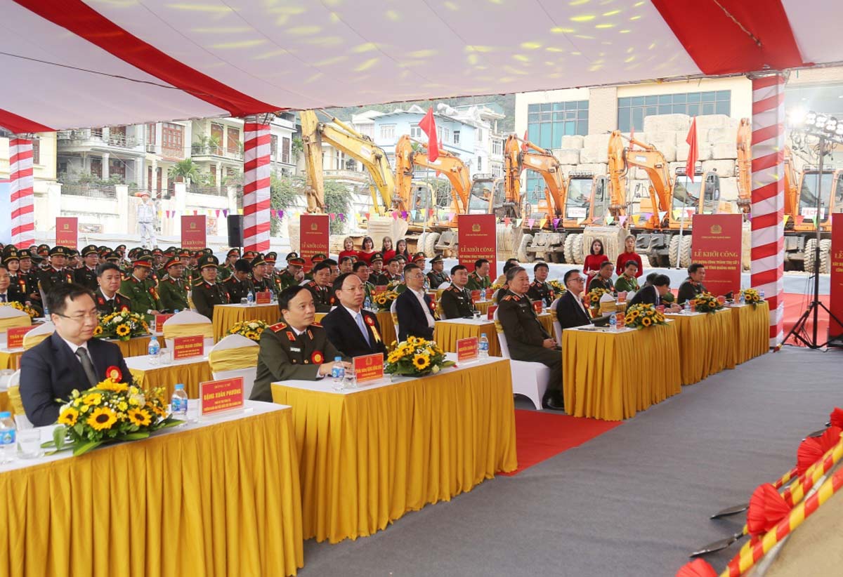 Các đại biểu dự lễ khởi công Dự án xây dựng công trình trụ sở làm việc Công an tỉnh Quảng Ninh. Ảnh: Thu Chung