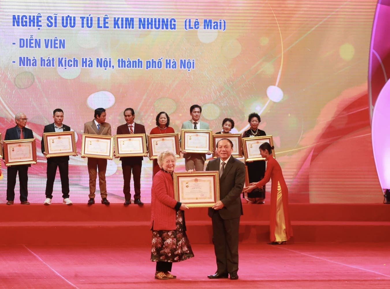 Nghệ sĩ Lê Mai nhận danh hiệu Nghệ sĩ Ưu tú. Ảnh: Thùy Trang
