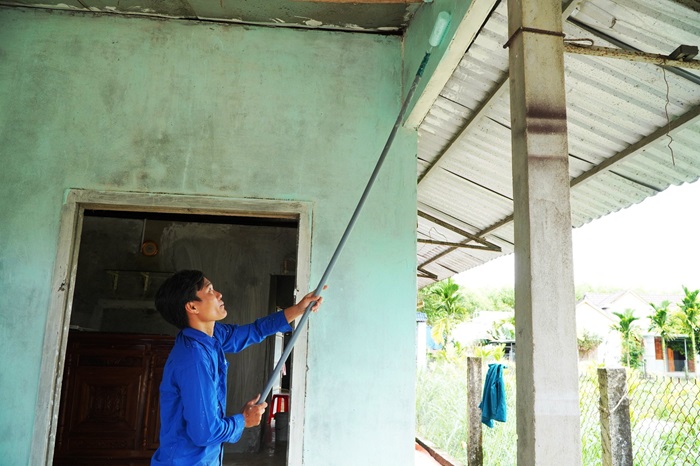 Đoàn viên thanh niên tham gia sửa chữa nhà cho người dân có hoàn cảnh khó khăn ở xã Tịnh Hiệp, huyện Sơn Tịnh. Ảnh: Ngọc Viên