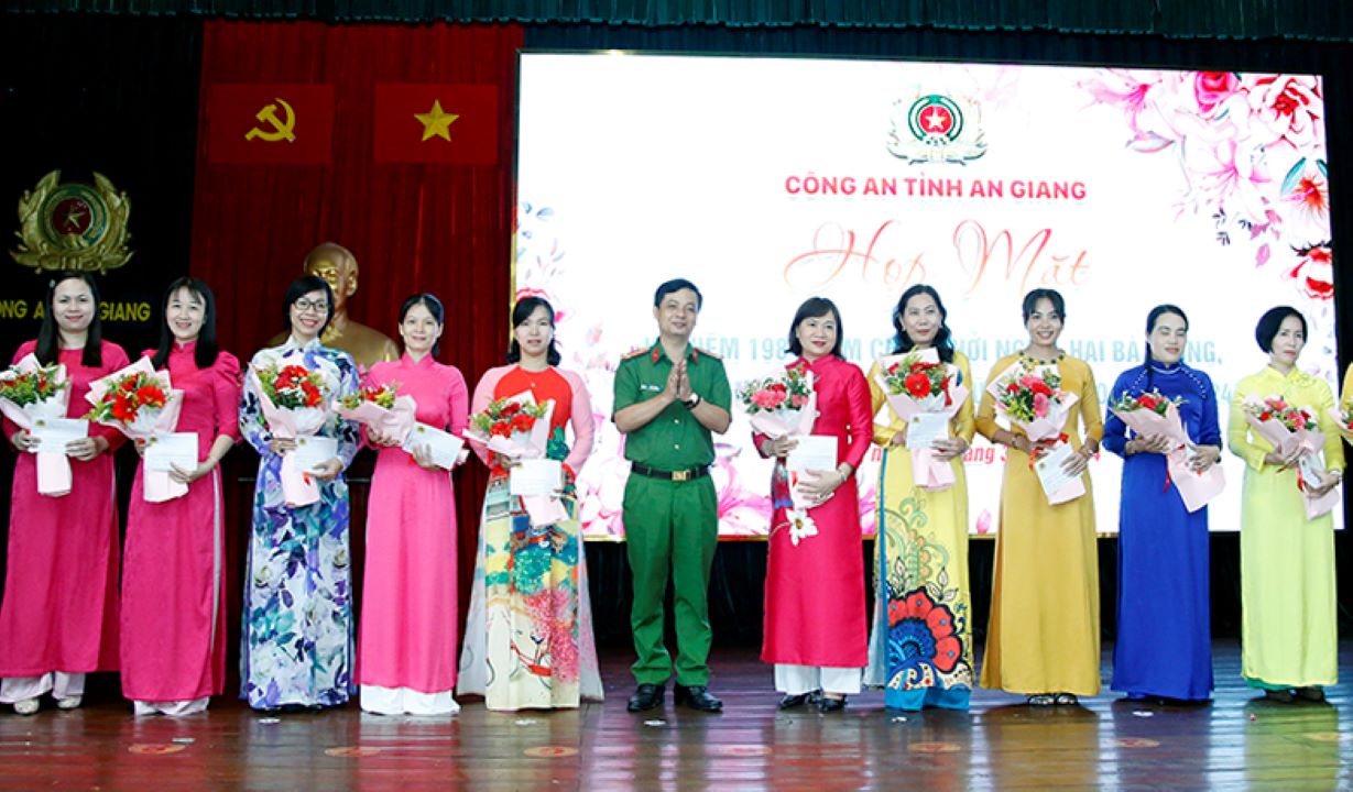Đại tá Bùi Tấn Ân, Phó Giám đốc Công an tỉnh tặng hoa chúc mừng đại diện các Hội phụ nữ cơ sở trực thuộc Công an tỉnh. Ảnh: Vũ Tiến