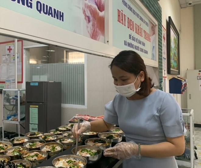 Chị Doãn Thị Thu Giang - Chủ tịch CĐCS Công ty TNHH MCNEX ViNa kiểm tra vệ sinh an toàn thực phẩm tại bếp ăn của Công ty. Ảnh: Nguyễn Trường