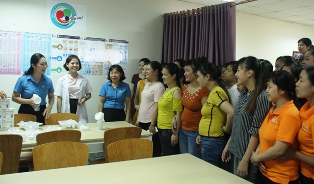  Hướng dẫn đoàn viên, CNLĐ nữ tại Công ty TNHH MCNEX ViNa cách sử dụng máy vắt sữa. Ảnh: Nguyễn Trường