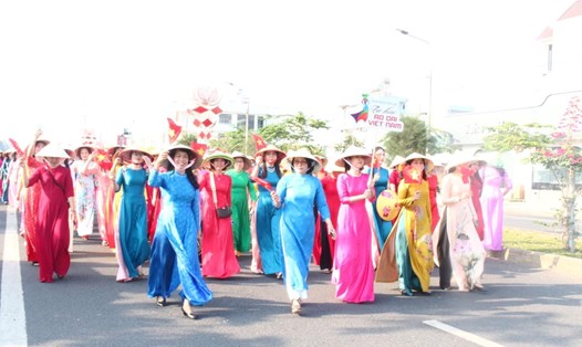 Cán bộ, hội viên phụ nữ công nhân viên chức lao động huyện Trảng Bom tham gia diễu hành áo dài. Ảnh: LĐLĐ huyện Trảng Bom