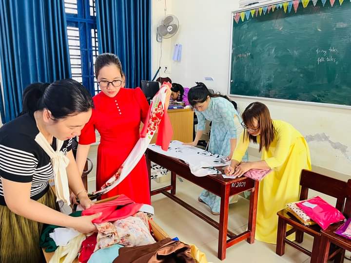 Công đoàn Trường Tiểu học số 2 Hòa Liên (thuộc LĐLĐ huyện Hòa Vang) hưởng ứng Tuần lễ áo dài năm 2024 và chương trình "Tặng Áo dài, trao gửi yêu thương, giữ gìn nét đẹp truyền thống". Ảnh: Phương Trà