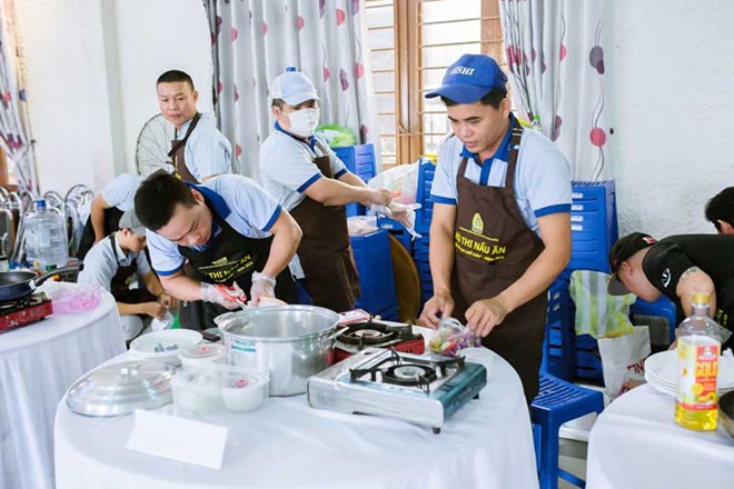 Công đoàn Khu Công nghệ cao và các khu công nghiệp Đà Nẵng thi nấu ăn với chủ đề “Bữa ngon cuối tuần” nhân ngày 8.3. Ảnh: Ngọc Oanh