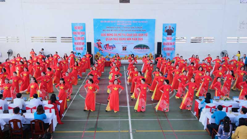 Một tiết mục dân vũ do nữ công nhân viên chức lao động quận Ngũ Hành Sơn thực hiện trong dịp 8.3. Ảnh: Phương Trà