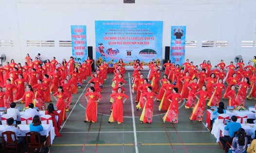 Một tiết mục dân vũ do nữ công nhân viên chức lao động quận Ngũ Hành Sơn thực hiện trong dịp 8.3. Ảnh: Phương Trà
