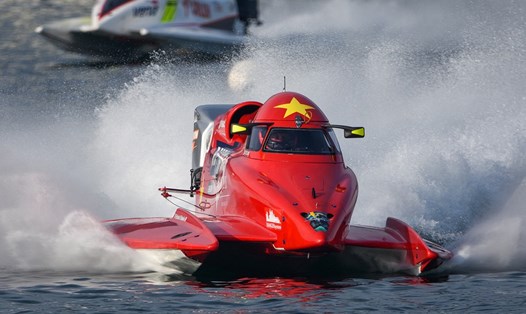 Đội đua thuyền máy Bình Định - Việt Nam dẫn đầu ở Grand Prix Indonesia hôm 3.3 vừa qua. Ảnh: F1H2O