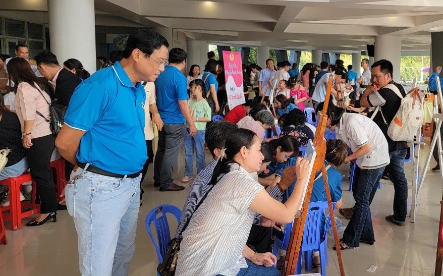 Trên 200 nữ đoàn viên, công chức, viên chức tham gia chương trình Workshop do Công đoàn Viên chức tỉnh An Giang tổ chức. Ảnh: Cẩm Tú