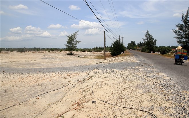 Vị trí khởi công dự án Khu bến cảng Mỹ Thủy vào năm 2020, hiện vẫn chỉ là bãi cát trắng. Ảnh: Hưng Thơ