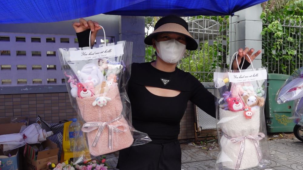 Thị trường hoa tươi giảm suốt, tiểu thương tại Đà Nẵng bày bán hoa sáp