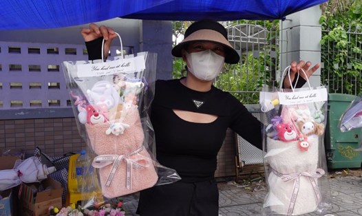 Thị trường hoa tươi giảm suốt, tiểu thương tại Đà Nẵng bày bán hoa sáp