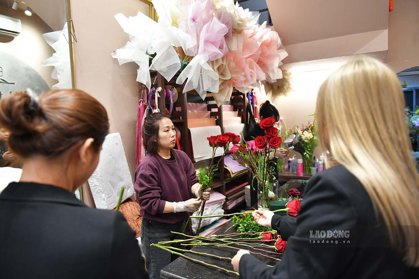Dịp 8.3 năm nay, cửa hàng này đã nhận hàng chục đơn là những bó hoa có giá từ 20 đến 35 triệu đồng.