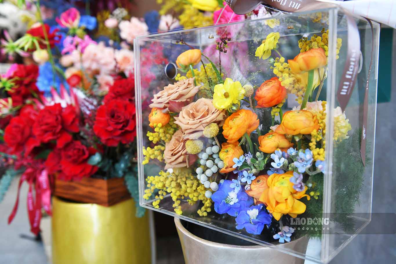 Giá các giỏ hoa còn phụ thuộc vào yêu cầu của khách hàng, như có gắn thêm trang sức, phụ kiện...