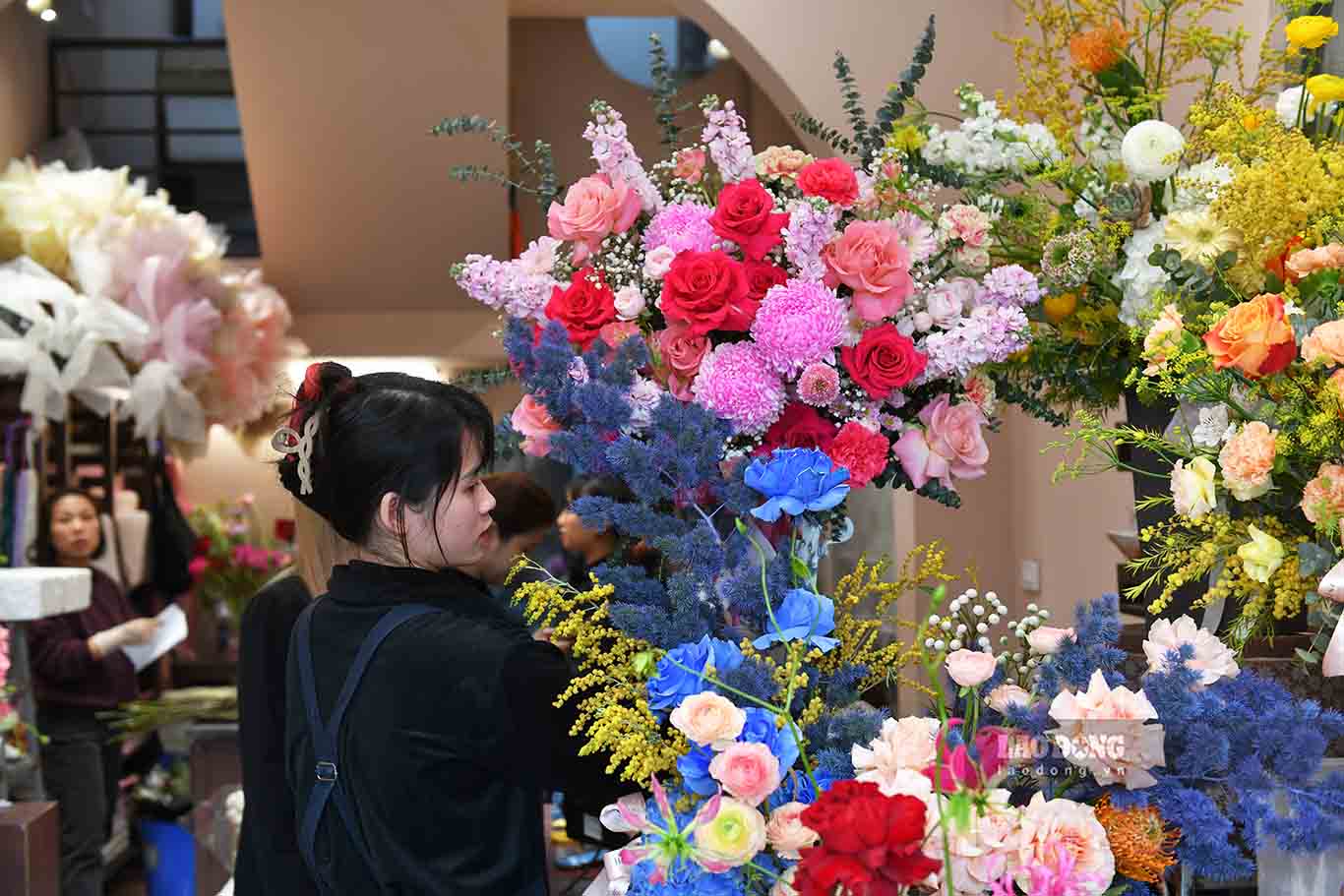 Tại một cửa hàng hoa nhập khẩu có tiếng trên phố Trần Duy Hưng (Hà Nội), nhân viên cửa hàng làm việc không ngơi tay từ sáng đến tối để kịp giao hoa cho khách.
