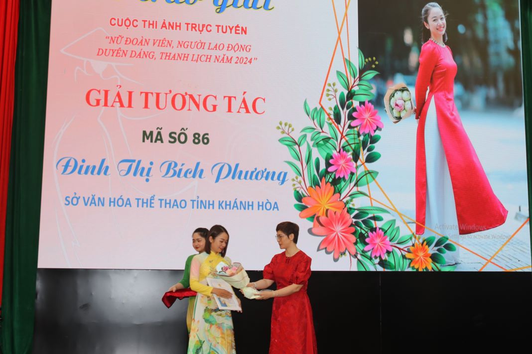 Ngoài các giải thưởng chính Ban tổ chức còn trao giải cho thí sinh có lượt tương tác trên cao nhất. Ảnh: Phương Linh