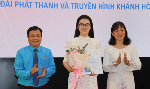 Ban tổ chức trao giải đặc biệt cho thí sinh thể hiện xuất sắc vẻ đẹp duyên dáng của phụ nữ với áo dài Việt. Ảnh: Phương Linh