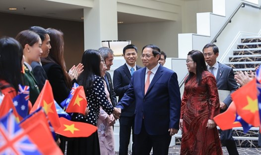 Thủ tướng Chính phủ Phạm Minh Chính cùng Phu nhân thăm cán bộ, nhân viên cơ quan đại diện ngoại giao và đại diện cộng đồng người Việt tại Australia. Ảnh: VGP